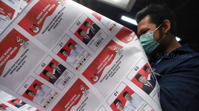 Petugas melakukan pengecekan kualitas warna surat suara Pilpres 2019 saat proses pencetakan di PT Aksara Grafika Pratama, Jakarta, Minggu (20/1). [Suara.com/Muhaimin A Untung]