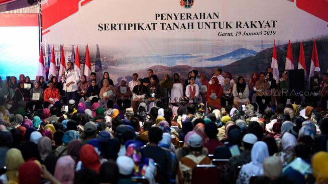 Presiden Joko Widodo berdialog dengan penerima Sertifikat Tanah untuk Rakyat di Banjarsari, Garut, Jawa Barat, Sabtu (19/1). ANTARA FOTO/Puspa Perwitasari