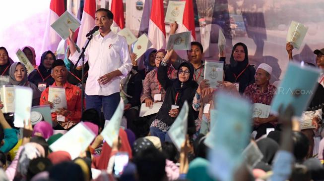 Presiden Joko Widodo berdialog dengan penerima Sertifikat Tanah untuk Rakyat di Banjarsari, Garut, Jawa Barat, Sabtu (19/1). ANTARA FOTO/Puspa Perwitasari