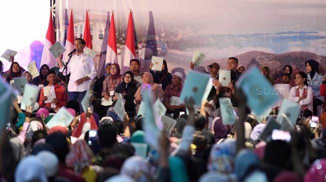 Presiden Joko Widodo berdialog dengan penerima Sertifikat Tanah untuk Rakyat di Banjarsari, Garut, Jawa Barat, Sabtu (19/1). ANTARA FOTO/Puspa Perwitasari