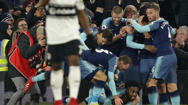 Para pemain Tottenham Hotspur merayakan gol Harry Winks ke gawang Fulham guna memastikan kemenangan 2-1 di saat injury time di Craven Cottage. Adrian DENNIS / AFP
