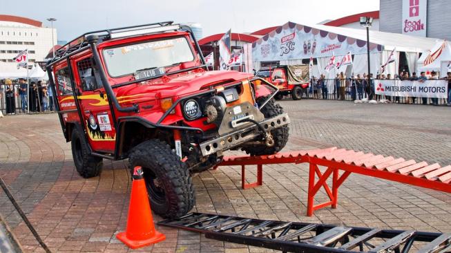 Aksi off-roader di balik jipnya dalam sebuah pergelaran otomotif di Jakarta. Sebagai ilustrasi [Shutterstock].