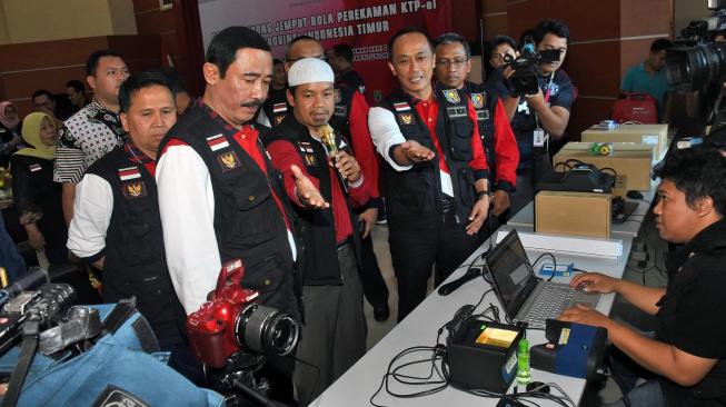 Sekjen Kemendagri Hadi Wibowo (kiri) meninjau kesiapan alat perekaman data disela Pelepasan Tim Relawan Jemput Bola Perekaman KTP-el di Kantor Ditjen Dukcapil Kemendagri, Jakarta, Minggu (20/1). ANTARA FOTO/Indrianto Eko Suwarso