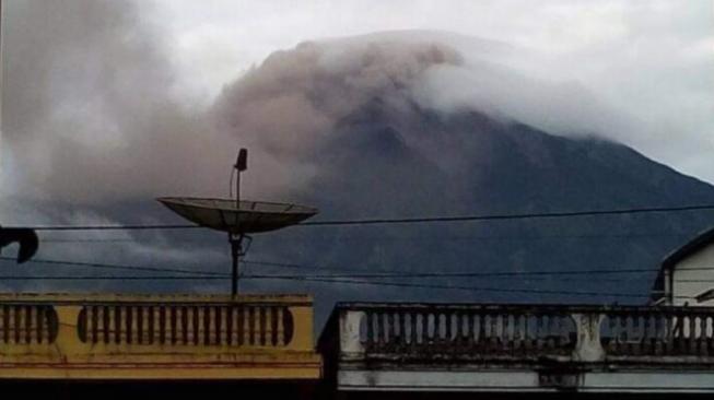 Asap Cokelat Gunung Kerinci Berbahaya, Pendaki Diminta Menjauh dari Puncak