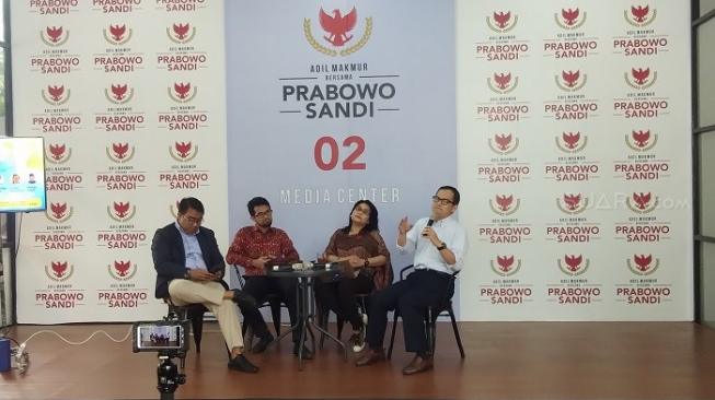 Pengamat: Debat Tak Berjalan Natural karena Ada Capres Bawa Contekan