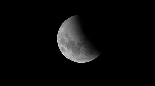 Bulan purnama terlihat saat gerhana bulan sebelum totalitas, dari Montevideo, Uruguay, Senin (21/1). 
[Miguel ROJO / AFP]