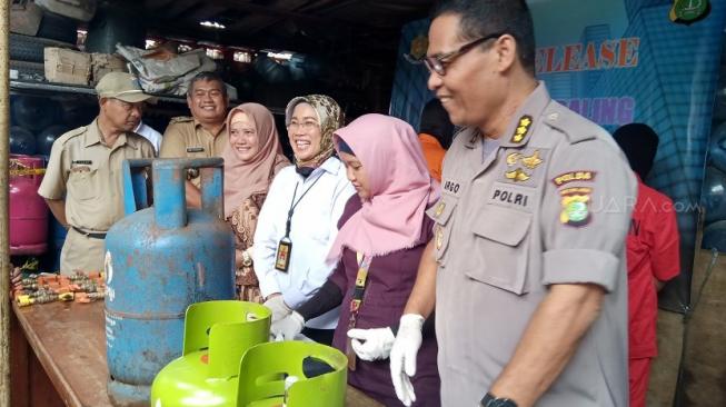 Polisi Bongkar Sindikat Pengoplos Gas Elpiji di Cipayung