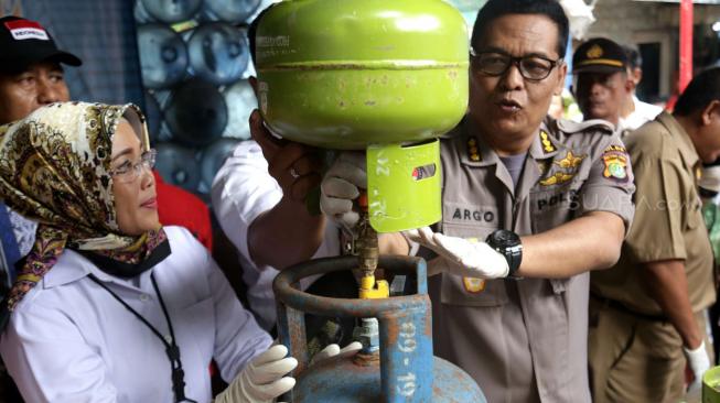 Rilis kasus gas oplosan dari 3 Kg ke tabung LPG 12 Kg di Cilangkap, Jakarta Timur, Selasa (22/1). Pada pengungkapan kasus ini. [Suara.com/Fakhri Hermansyah]