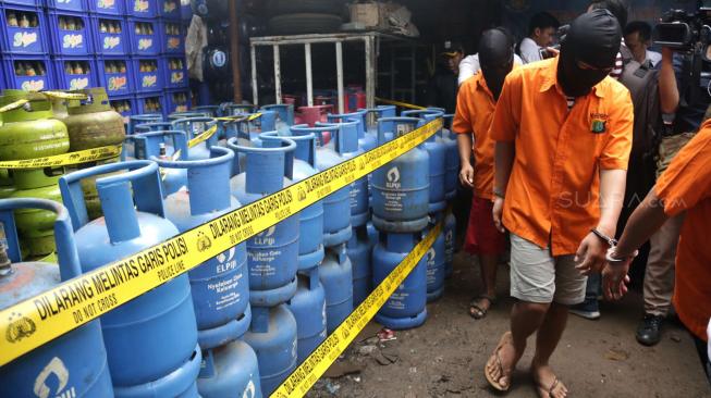 Sejumlah tersangka dihadirkan saat rilis barang bukti gas oplosan dari 3 Kg ke tabung LPG 12 Kg di Cilangkap, Jakarta Timur, Selasa (22/1). [Suara.com/Fakhri Hermansyah