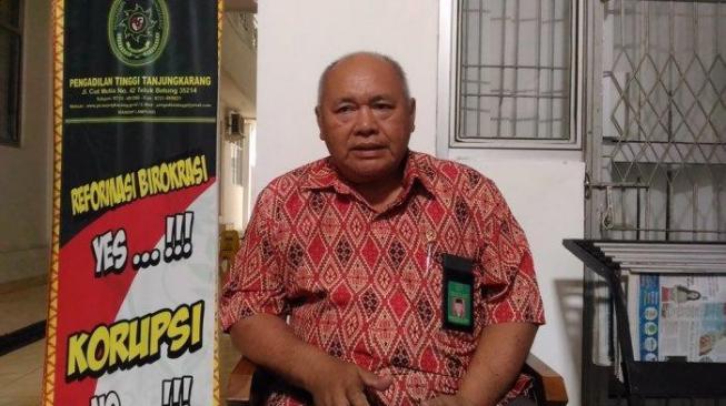 Mendadak Sakit, Hakim Digerebek Mabuk Sama 2 Cewek Belum Ngantor