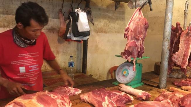 Pedagang daging babi di Pasar Senen, Jakarta Pusat. (Suara.com/Dian Kusumo Hapsari)