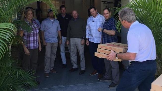 Gara-Gara Shutdown, George Bush Bagikan Pizza Gratis ke Pegawainya