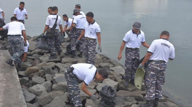 Rayakan Hari Dharma Samudera, Pasukan TNI AL Bersih-Bersih di Pantai Ancol