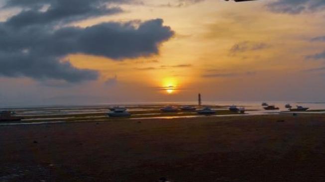 Sunrise di Pantai Sanur Bali. (Suara.com/Silfa Humairah)