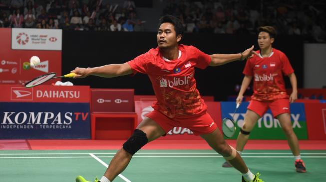 Ganda Campuran Indonesia Tontowi Ahmad dan Liliyana Natsir mengembalikan kok ke arah lawannya asal India Pranaav Chopra/Reddy N Sikki dalam babak pertama Daihatsu Indonesia Masters 2019 di Istora Senayan, Jakarta, Selasa (22/1). [ANTARA FOTO/Akbar Nugroho Gumay]