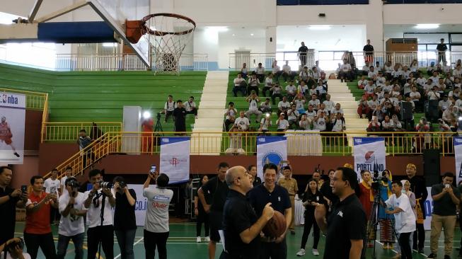 Sekitar 1.800 guru olahraga di DKI Jakarta mengikuti pelatihan olahraga basket melalui program workshop Akademi Pelatih Jr. NBA Jakarta 2019. (Dok. Jr. NBA)