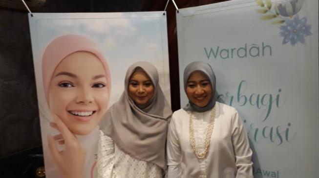 Memilih kosmetik dengan label halal. (Suara.com/Dinda Rachmawati)