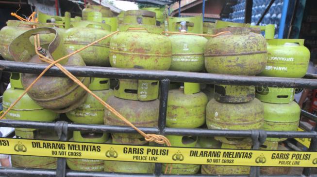 Sejumlah tersangka dihadirkan saat rilis barang bukti gas oplosan dari 3 Kg ke tabung LPG 12 Kg di Cilangkap, Jakarta Timur, Selasa (22/1). [Suara.com/Fakhri Hermansyah