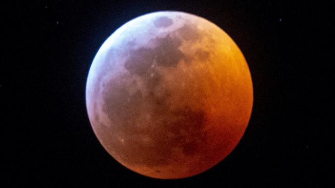 Bulan purnama terang memerah dan besar saat terjadi gerhana bulan dan fenomena Supermoon di Miami, Florida, Amerika Serikat, Senin (21/1). [Gaston De Cardenas / AFP]