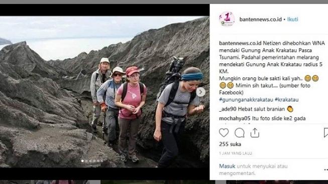 Bule nekat mendaki Gunung Anak Krakatau. (Instagram)