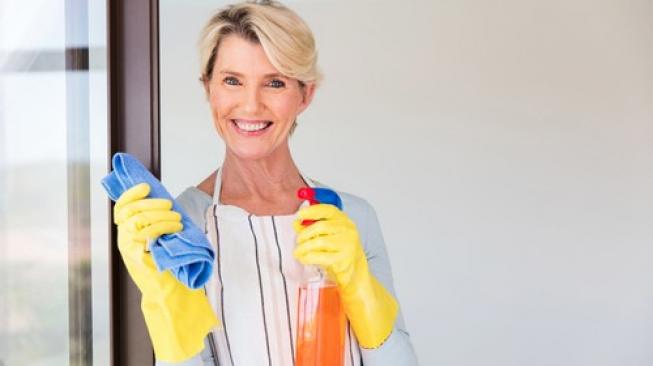 Ilustrasi nenek membersihkan rumah. (Shutterstock)