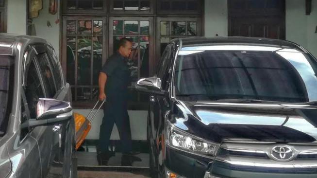 Satgas Anti Mafia Bola menggeledah rumah eks anggota Exco PSSI, Hidayat di Surabaya, Rabu (23/1/2019). [Suara.com / Dimas ANGGA]