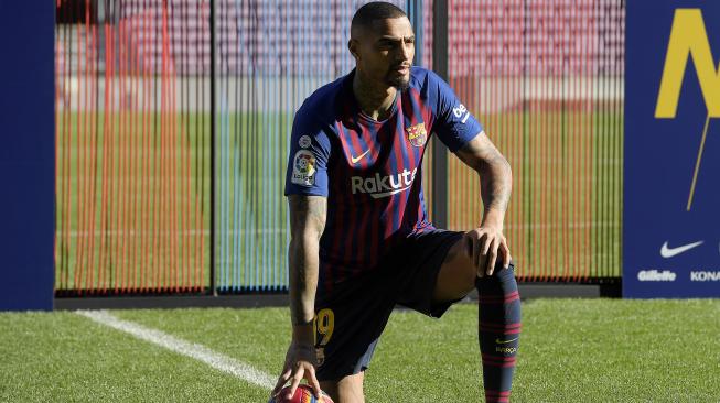 Pemain baru Barcelona, ​​Kevin-Prince Boateng saat diperkenalkan di Stadion Camp Nou, Barcelona, Spanyol, Selasa (22/1). [GEN LLUIS / AFP]