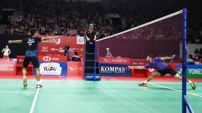 Pebulu tangkis putra Indonesia Anthony Sinisuka Ginting berusaha mengembalikan kok kearah pebulu tangkis India Parupalli Kashyap saat pertandingan babak pertama Daihatsu Masters 2019 di Istora Senayan, Jakarta, Rabu (23/1). [Suara.com/Muhaimin A Untung]