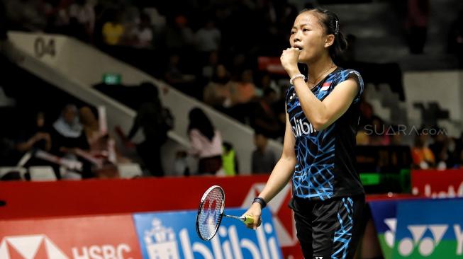 Pebulutangkis tunggal putri Indonesia, Fitriani, menang atas Line Hojmark Kjaersfekdt (Denmark) di babak pertama Indonesia Masters 2019 di Istora Senayan, Jakarta, Rabu (23/1). [Suara.com/Muhaimin A Untung]