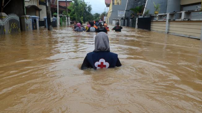 Tim relawan mengevakuasi warga yang terjebak banjir di Perumahan Bung Permai, Makassar, Sulawesi Selatan, Rabu (23/1). [ANTARA FOTO/Sahrul Manda Tikupadang]