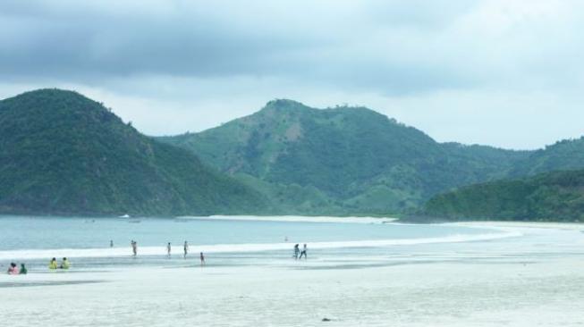 Dikelilingi Bukit Nan Hijau, Ini Keindahan Pantai Selong Belanak