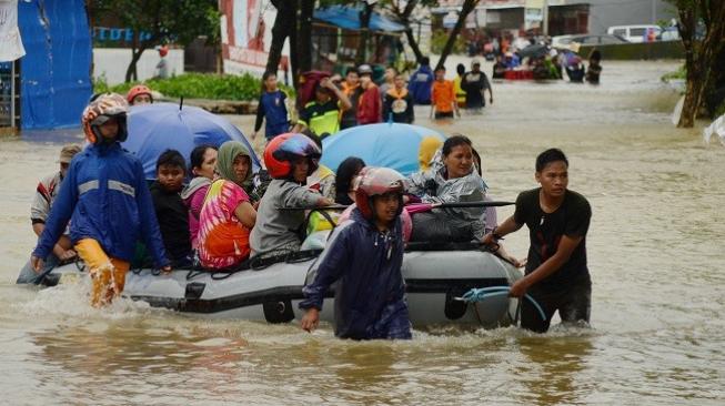 Detik-detik Menegangkan Proses Evakuasi Korban Banjir di Sulsel