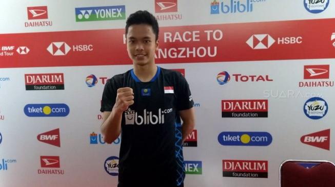 Pebulutangkis tunggal putra Indonesia, Anthony Sinisuka Ginting, melaju ke babak kedua Indonesia Masters 2019 usai mengalahkan Parupalli Kashyap (India) di Istora Senayan, Jakarta, Rabu (23/1). [Suara.com/Arief Apriadi]