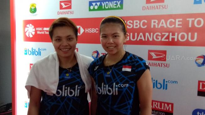 Pasangan ganda putri Indonesia, Greysia Polii/Apriyani Rahayu, menang atas Stoeva bersaudara, Gabriela Stoeva/Stefani Stoeva, di babak pertama Indonesia Masters 2019 di Istora Senayan, Jakarta, Rabu (23/1). [Suara.com/Arief Apriadi]