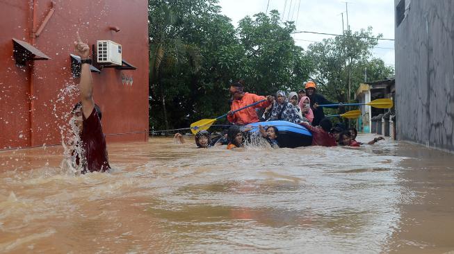 Tim relawan mengevakuasi warga yang terjebak banjir di Perumahan Bung Permai, Makassar, Sulawesi Selatan, Rabu (23/1). [ANTARA FOTO/Sahrul Manda Tikupadang]