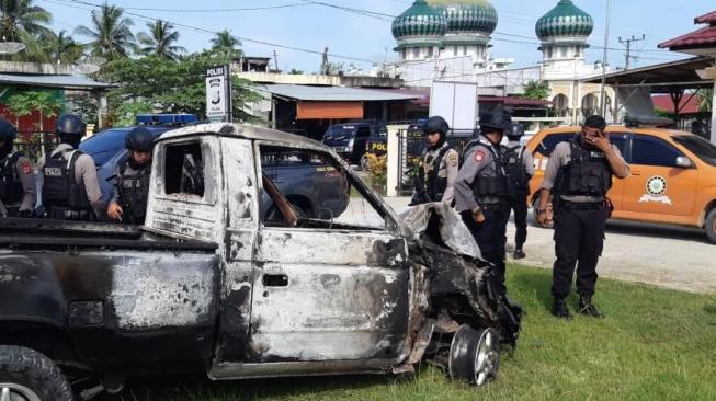 Duel dengan Kawanan Maling, Pemilik Sapi Luka-luka Hingga Mobil Dibakar