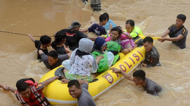 Tim relawan mengevakuasi warga yang terjebak banjir di Perumahan Bung Permai, Makassar, Sulawesi Selatan, Rabu (23/1). [ANTARA FOTO/Sahrul Manda Tikupadang]