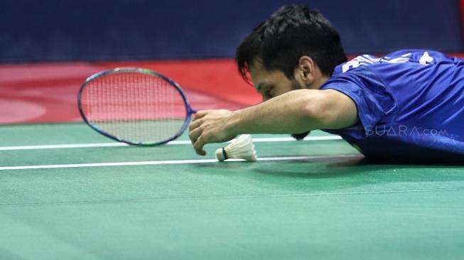 Pebulu tangkis India Parupalli Kashyap terjatuh saat melawan pebulu tangkis putra Indonesia Anthony Sinisuka Ginting saat pertandingan babak pertama Daihatsu Masters 2019 di Istora Senayan, Jakarta, Rabu (23/1). [Suara.com/Muhaimin A Untung]