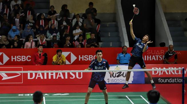 Pebulutangkis ganda putra Indonesia Fajar Alfian/Muhammad Rian Ardianto berusaha mengembalikan kok ke arah pebulutangkis ganda putra China Taipei Lee-Hue/Yang Po-Hsuan saat pertandingan babak pertama Indonesia Masters 2019 di Istora Senayan, Jakarta, Rabu (23/1). [Suara.com/Muhaimin A Untung]