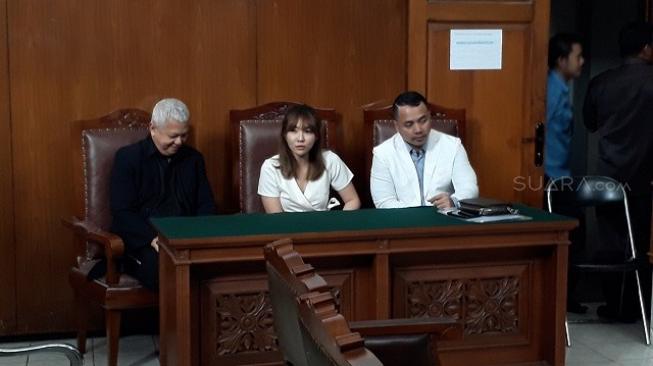 Gisella Anastasia di Pengadilan Negeri Jakarta Selatan, Rabu (23/1/2019). [Ismail/Suara.com]