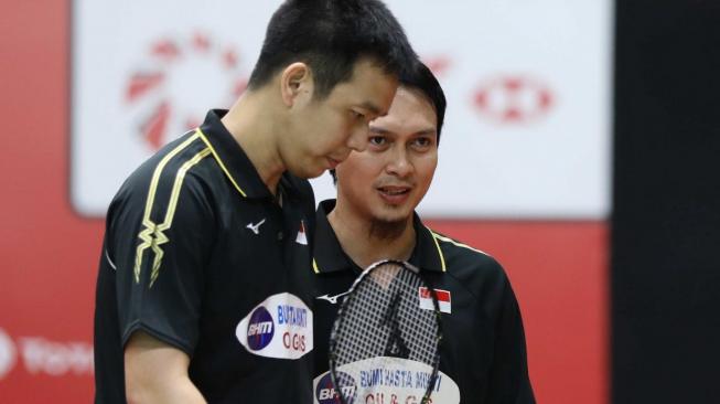 Pasangan ganda putra Indonesia, Hendra Setiawan/Mohammad Ahsan, memenangi laga perdana Indonesia Masters 2019 usai mengalahkan Aaron Chia/Soh Wooi Yik (Malaysia) di Istora Senayan, Jakarta, Rabu (23/1/2019). [Humas PBSI]