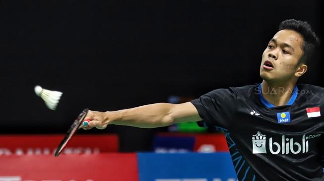 Pebulu tangkis putra Indonesia Anthony Sinisuka Ginting berusaha mengembalikan kok kearah pebulu tangkis India Parupalli Kashyap saat pertandingan babak pertama Daihatsu Masters 2019 di Istora Senayan, Jakarta, Rabu (23/1). [Suara.com/Muhaimin A Untung]