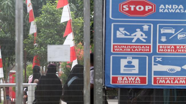 Sejumlah orang berjalan memasuki Lapas Gunung Sindur di Bogor, Jawa Barat , Rabu (23/1). [ANTARA FOTO/Yulius Satria Wijaya]