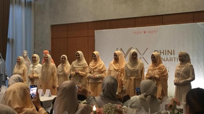 Dhini Aminarti di peluncuran busana muslim bertajuk 'IM Syar'i X Dhini Aminarti' series di Hotel Aviary Bintaro, Tangerang Selatan pada Selasa (22/1/2019). [Sumarni/Suara.com]