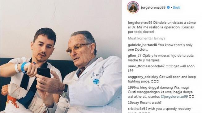 Pebalap anyar Repsol Honda, Jorge Lorenzo (kiri), bersama dokter spesialis traumatologi MotoGP, Dr. Xavier Mir. [Instagram@jorgelorenzo99]