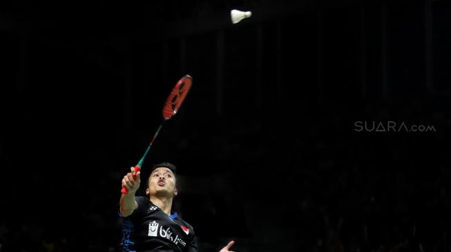 Pebulu tangkis putra Indonesia Anthony Sinisuka Ginting berusaha mengembalikan kok kearah pebulu tangkis India Parupalli Kashyap saat pertandingan babak pertama Daihatsu Masters 2019 di Istora Senayan, Jakarta, Rabu (23/1). [Suara.com/Muhaimin A Untung]