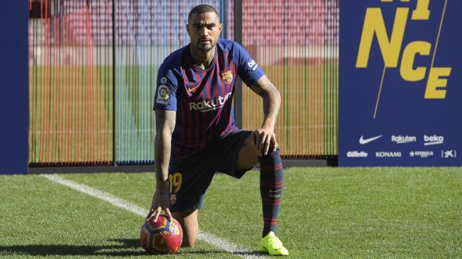 Pemain baru Barcelona, ​​Kevin-Prince Boateng saat diperkenalkan di Stadion Camp Nou, Barcelona, Spanyol, Selasa (22/1). [GEN LLUIS / AFP]