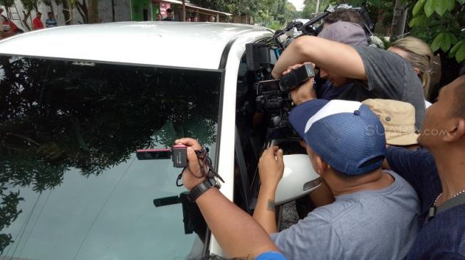 Anak dari narapidana terorisme Abu Bakar Baasyir, Abdul Rohim dengan didampingi kuasa hukumnya Muhammad Mahendradatta mendatangi Lapas Kelas III Gunung Sindur, Kabupaten Bogor, Jawa Barat. (Suara.com/Rambiga)