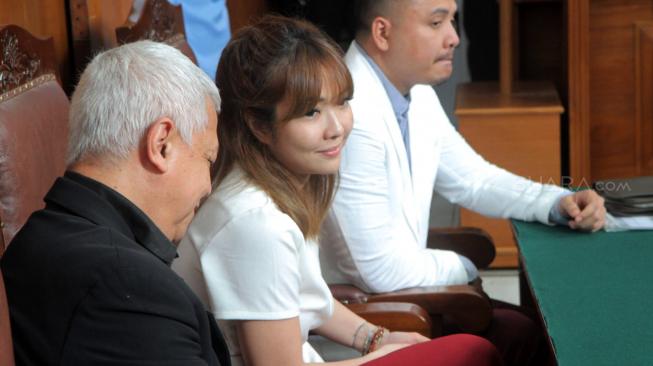 Artis Gisella Anastasia saat menghadiri sidang putusan cerainya dengan Gading Marten di Pengadilan Negeri Jakarta Selatan, Rabu (23/1). [Suara.com/Fakhri Hermansyah]
