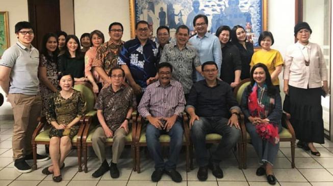 Politikus PDI Perjuangan Djarot Saiful Hidayat beserta istrinya Happy Farida menemui mantan terpidana kasus penodaan agama Basuki Tjahaja Purnama alias Ahok, di Jakarta, Kamis (24/1). [Foto Instagram Happy, @happydjarot]